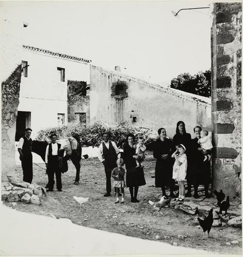 Gente de pueblo, ancianos y niños con gallinas