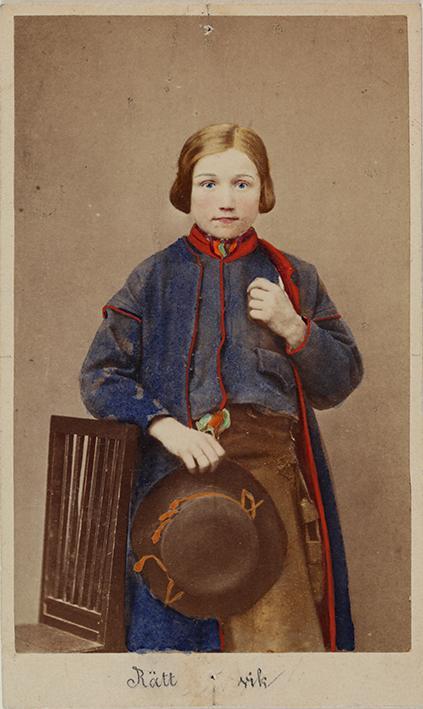 Rättvik (Retrato de niña con sombrero en la mano)