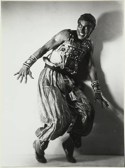 Pertenece a la Serie de fotografías del Ballet Ruso del Coronel Basil 1933. (Retrato masculino de bailarín disfrazado)