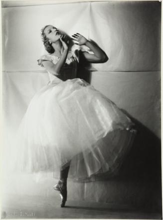 Pertenece a la Serie de fotografías del Ballet Ruso del Coronel Basil 1933. (Retrato de una bailarina)