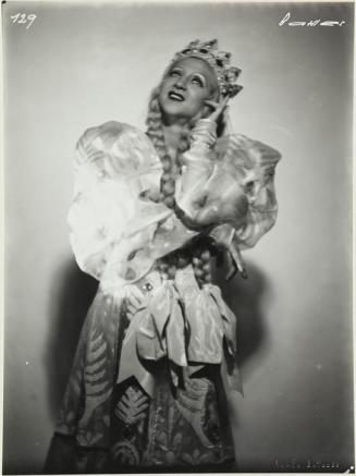 Pertenece a la Serie de fotografías del Ballet Ruso del Coronel Basil 1933. (Retrato de una bailarina con trenzas)