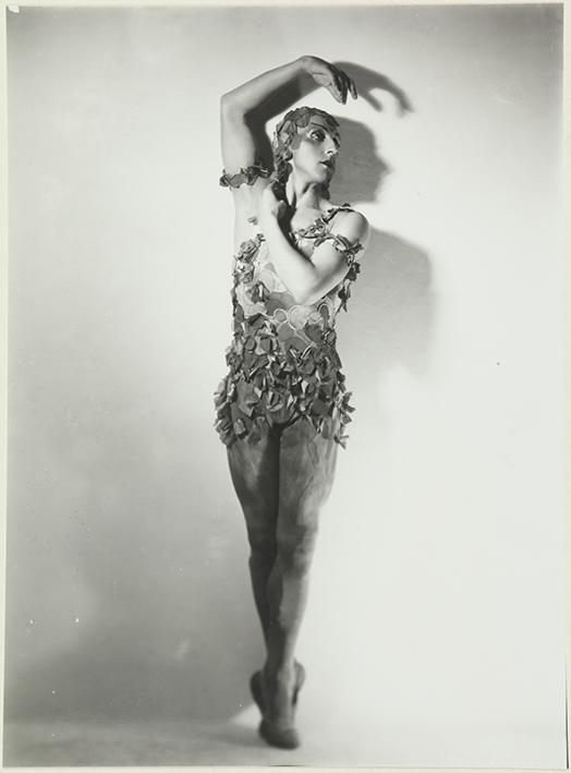 Pertenece a la Serie de fotografías del Ballet Ruso del Coronel Basil 1933. (Retrato de una bailarina)