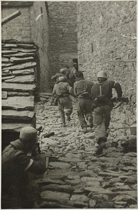 (Frente de Aragón: sector Huesca, soldados del Ejército Popular desalojando al enemigo de un pueblo)