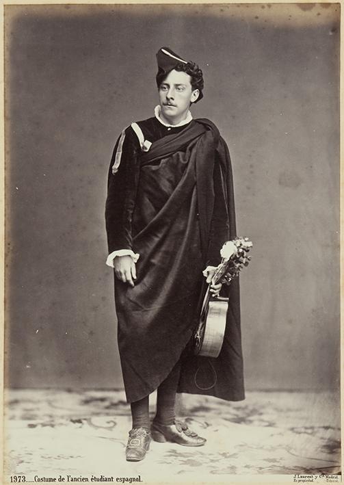 Costume de l’ancien étudiant espagnol