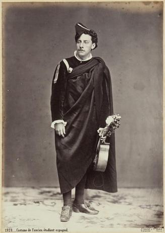 Costume de l’ancien étudiant espagnol