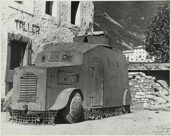 (Guerra civil española). Frente de Aragón. Pirineo. Biescas. Carro blindado?