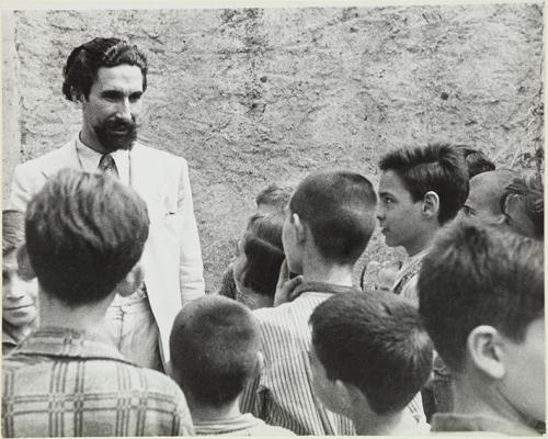 (Guerra civil española). Agosto 1936. Escuela Nueva Unificada CENU. Elías, el director general, comparte con los alumnos.