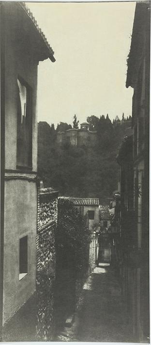 Sin título (La Alhambra vista desde una calle de Granada)