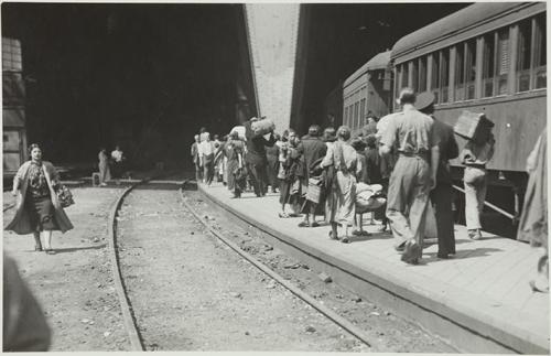 (Refugiados en la estación de tren)