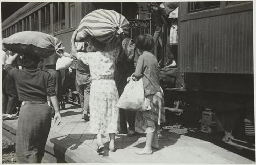 (Refugiados subiendo al tren)