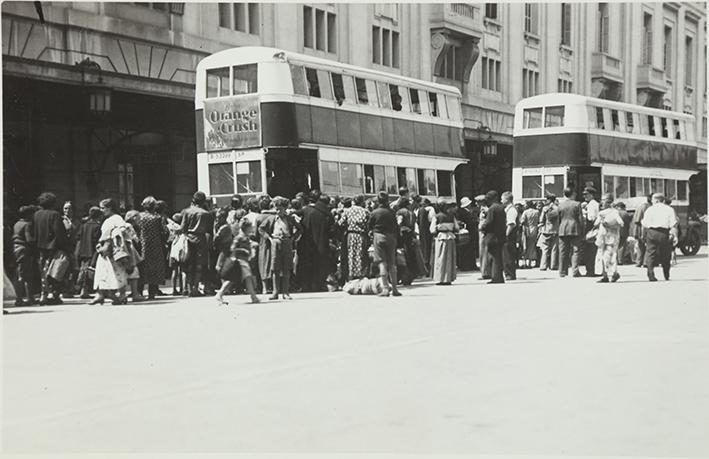 (Refugiados cogiendo el autobús)