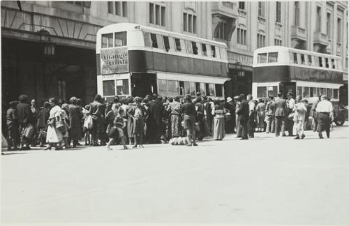 (Refugiados cogiendo el autobús)