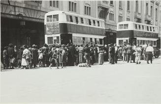 (Refugiados cogiendo el autobús)