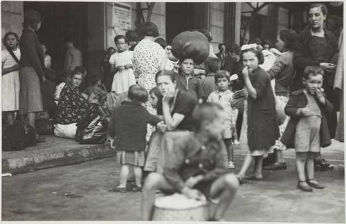 (Grupo de refugiados en la estación)