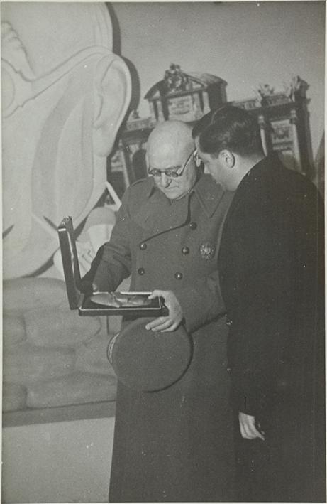 (Jaume Miravitlles entrega al General Miaja de un relieve con su retrato)