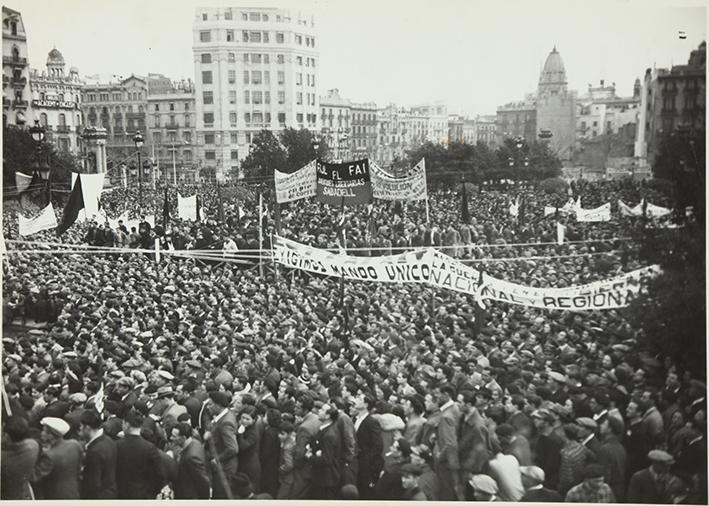 (Manifestación en la Plaza de Cataluña de Barcelona)