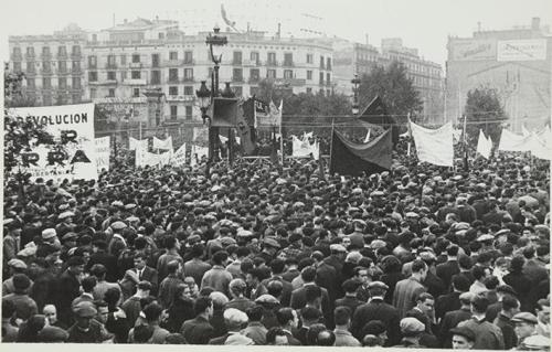 (Concentración antifascista en la Plaza de Cataluña de Barcelona)