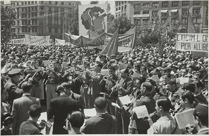 (Manifestación en la Plaza de Cataluña de Barcelona)