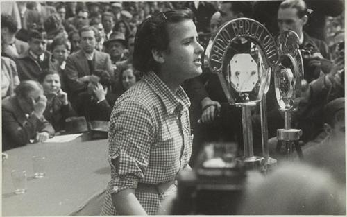 (Teresa Pàmies, de Juventuts Femenines de Catalunya, en el mitín de clausura de la semana de la Solidaridad de Catalunya con Madrid en la plaza de toros de Barcelona)