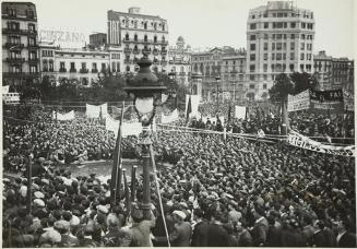 (Manifestación en la Plaza de Cataluña)