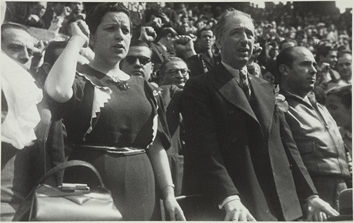 (Lluis Companys junto a Aurorita Arnaiz y Francesc Isgleas en el mitín de clausura de la Semana de Solidaridad de Catalunya con Madrid en la Plaza Braus de Barcelona)