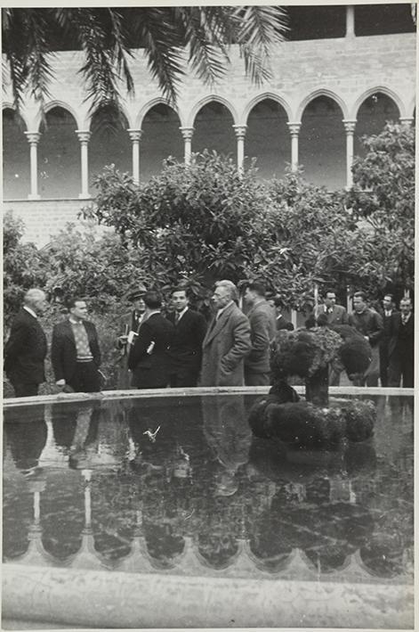 (Jaume Miravitlles, jefe del Comissariat de Propaganda, acompaña una delegación en su visita al monasterio de Pedralbes)