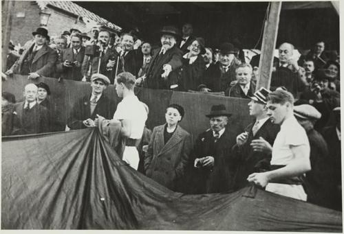 (El político belga Emile Vandervelde en la manifestación celebrada con  motivo de la fundación del partido obrero belga. Acto de adhesión a la España Republicana y de condena al fascismo)