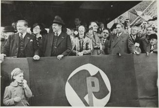 (El político belga Emile Vandervelde preside la tribuna de autoridades en la manifestación celebrada con  motivo de la fundación del partido obrero belga. Acto de adhesión a la España Republicana y de condena al fascismo)