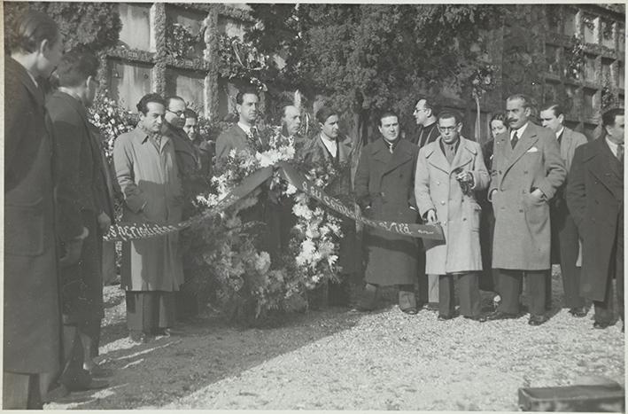 (Periodistas madrileños ofrecen una corona de flores ante la tumba de José Vila Bisa)