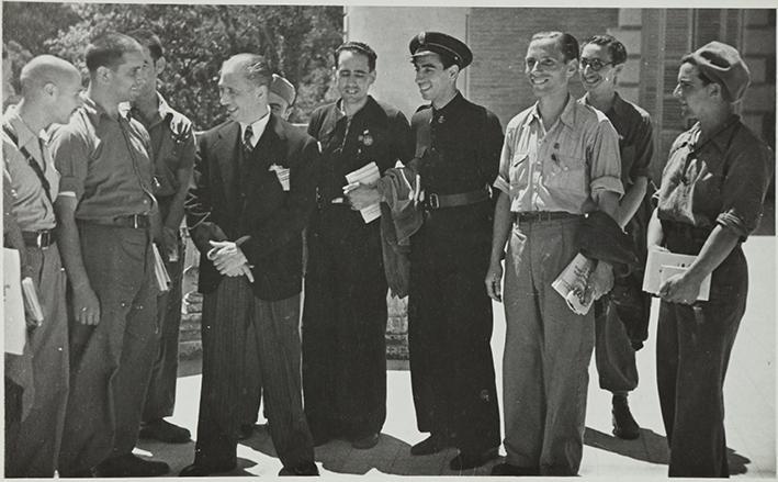 Lluis Company recibiendo a combatientes en el segundo aniversario del inicio de la guerra