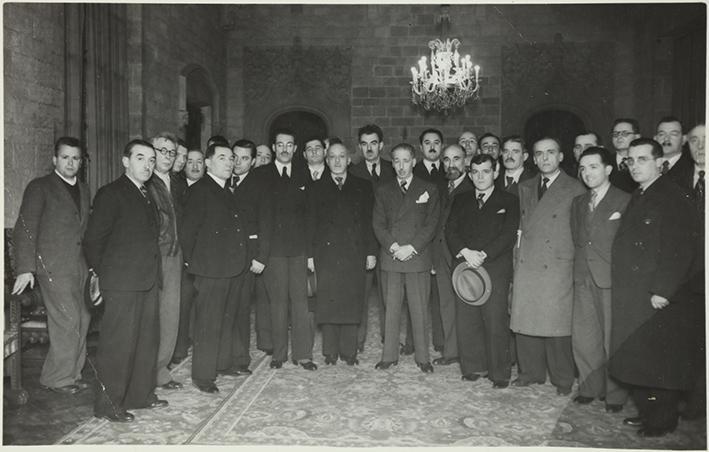 (Grupo de hombres en el palacio de la Generalitat)