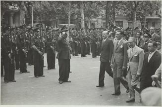 Revista de las fuerzas de orden público por el presidente de la Generalitat Lluis Companys