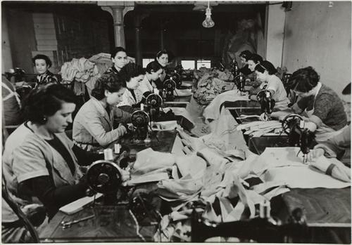 Barcelona. - Confección de vestuario de guerra. Sección de mujeres trabajando en ropa blanca (Camisas y calzoncillos) para las milicias.