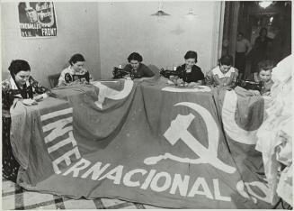 Barcelona. - Taller de confección de banderas. Chicas confeccinando una gran bandera socialista.