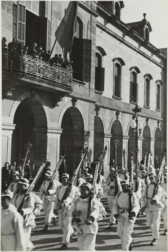 Los milicianos alpinos desfilan delante de los diputados ingleses que han visitado España