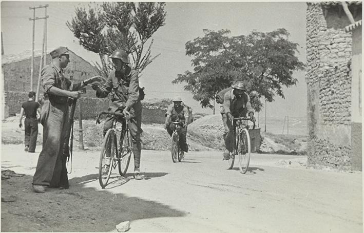 (Soldados en bicicleta)