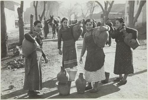 (Mujeres con cántaros de agua)