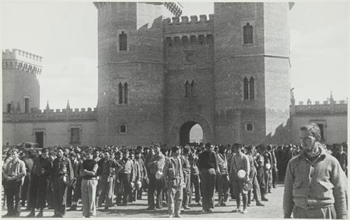 (Milicianos formados delante de la puerta de un castillo)