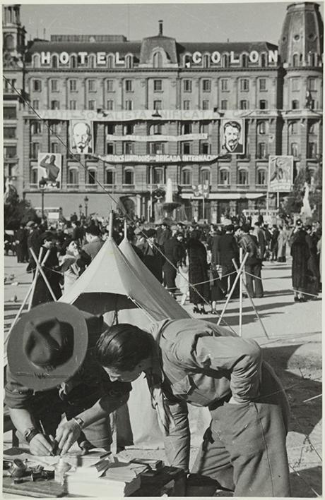 (Gente en la plaza delante del hotel Colón de Barcelona)