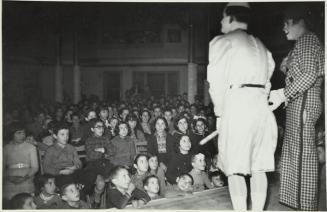 Plaza de Cataluña. Los Boy-scouts han montado una oficina de propaganda