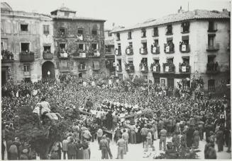 (Multitud en la plaza de un pueblo)