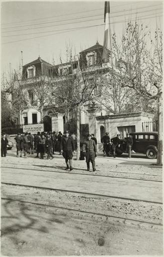 (Milicianos delante de la embajada frnacesa)