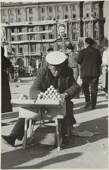 (Vendedor ambulante en la plaza del Hotel Colón de Barcelona)