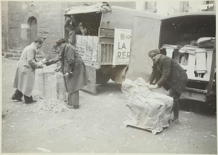 (Camiones del Comisariat de Propaganda recogiendo juguetes)