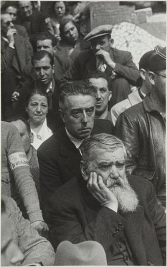 (Gente sentada en el parque Guell de Barcelona)