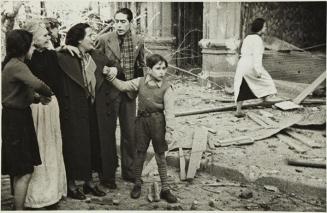 (Familia ante las ruinas de una casa bombardeada)