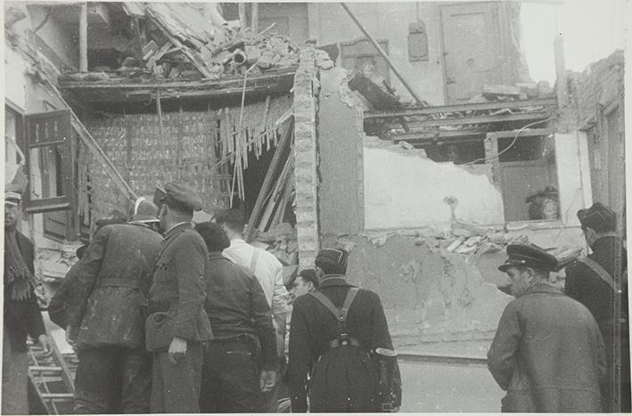 (Gente en un edificio destruido en un bombardeo)