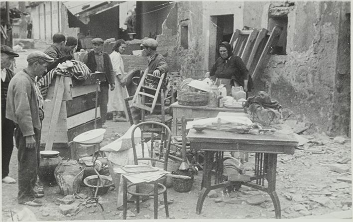 (Enseres de un edificio bombardeado)