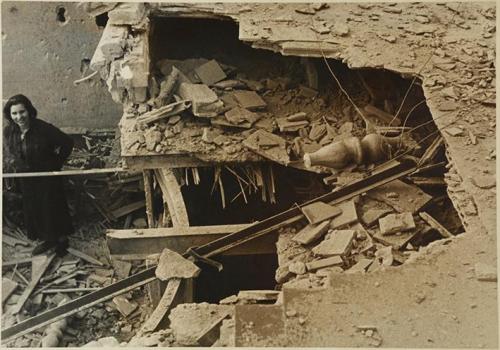 (Mujer en las ruinas de un edificio bombardeado)