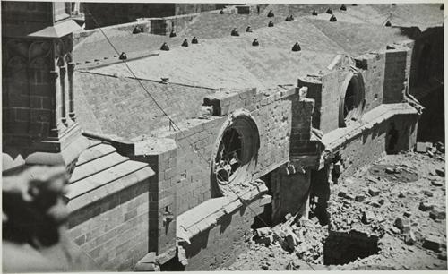 (Efectos del bombardeo en la catedral de Barcelona)